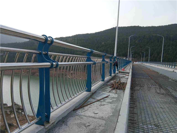 湘西不锈钢桥梁护栏的特点及其在桥梁安全中的重要作用