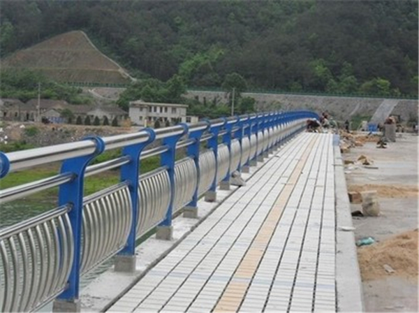 湘西不锈钢桥梁护栏的特性及其在现代建筑中的应用
